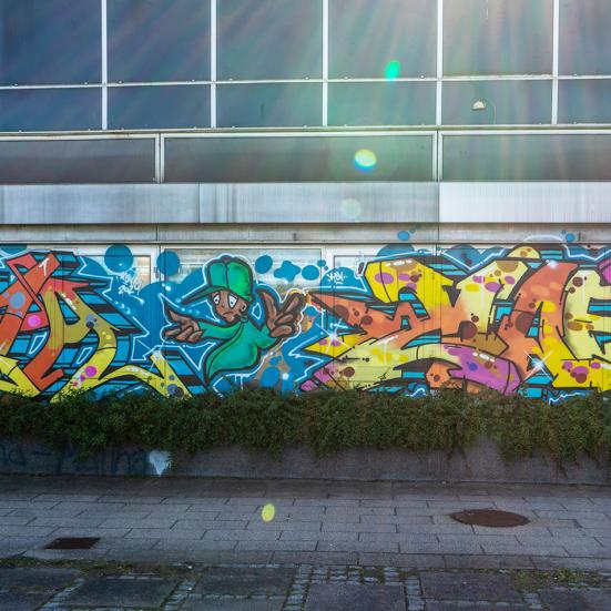 Farverig graffiti på en bygning