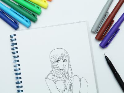 Manga tegning omgivet at tusser og blyanter
