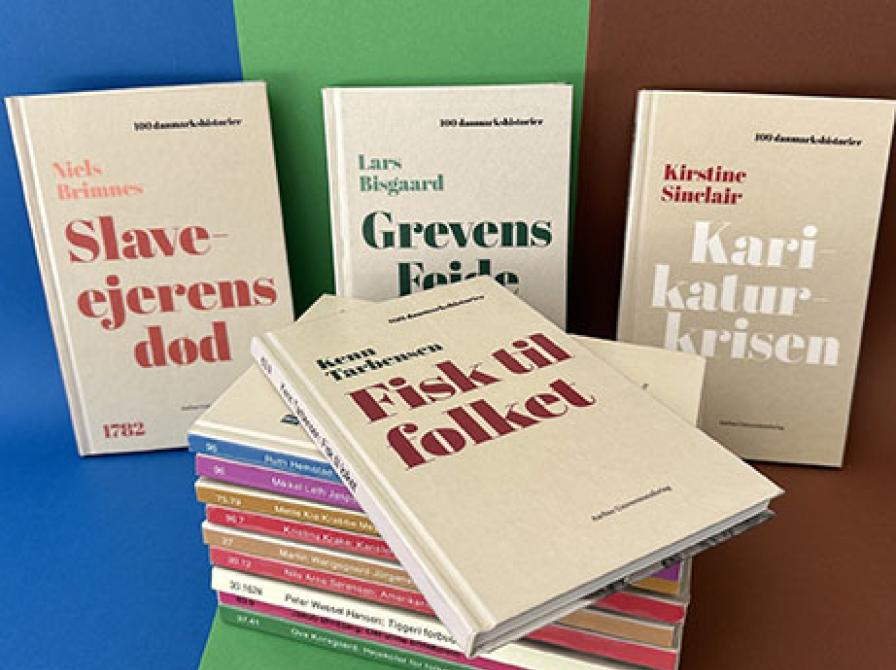 Stakke af bøger i serien 100 Danmarkshistorier