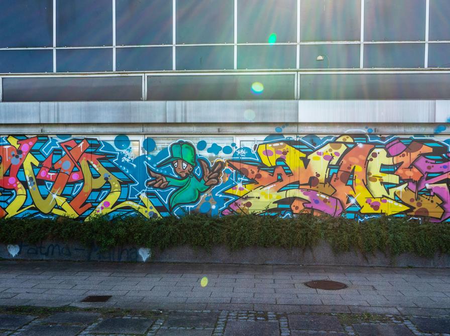 Farverig graffiti på en bygning
